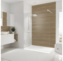 Badezimmer mit Dusche, Waschtisch und Holzpaneelen
