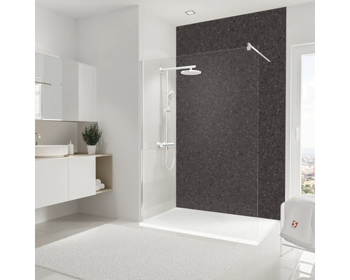 Modernes Badezimmer mit Dusche, Waschtisch und Handtuch