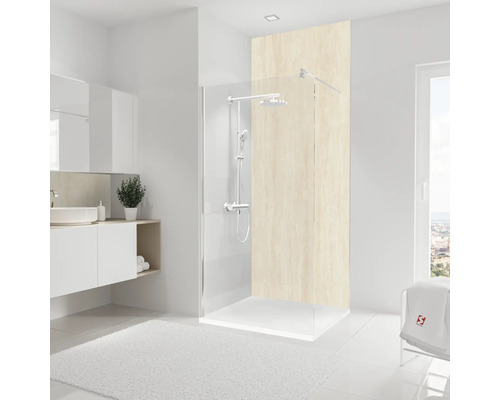 Helles Badezimmer mit Dusche, Waschbecken und weißem Teppich