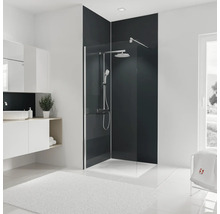 Badezimmer mit Duschabtrennung, Waschbecken und Badteppich
