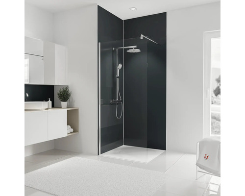 Badezimmer mit Duschabtrennung, Waschbecken und Badteppich