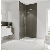Badezimmer mit Dusche, Waschtisch und Spiegel