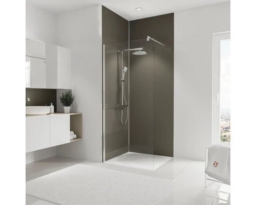 Badezimmer mit Dusche, Waschtisch und Spiegel