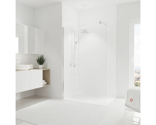 Helles Badezimmer mit Dusche, Waschbecken und Spiegel