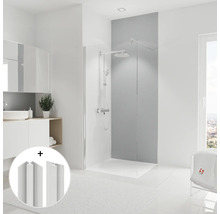 Badezimmer mit Dusche, Waschbecken und Profilen