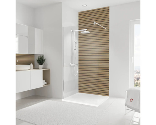 Helles Badezimmer mit Dusche, Waschtisch und Handtuch