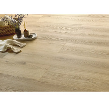 Heller Holzboden mit Dekoration