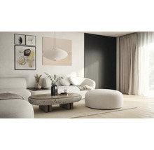 Helles Wohnzimmer mit Sofa, Sessel, Hocker, Couchtisch, Lampe und Dekoration