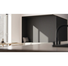 Modernes Zimmer mit Sitzbereich, Wandverkleidung und Kissen