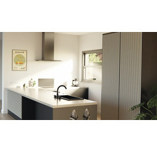 Moderne Küche mit Kücheninsel, Spüle, Armatur, Dunstabzugshaube und Kühl-Gefrierkombination.