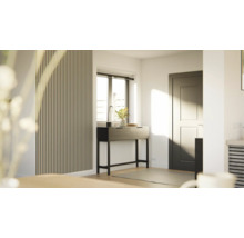 Wohnraum mit Wandpaneelen, Konsole mit Schubladen, Fenster und Tür.