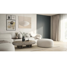 Wohnzimmer mit Sofa, Hocker, Couchtisch und Dekorationsartikeln