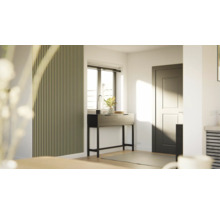 Eingangsbereich mit Holzpaneelwand, Konsole, Fenster und Tür