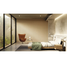 Helles Schlafzimmer mit großem Fenster, Bett und Sessel