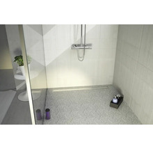 Modernes Badezimmer mit Dusche, Duschrinne und Fliesen