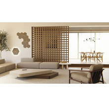 Wohnzimmer mit Couch, Tisch, Holz Raumteiler und dekorativen Wandpaneelen