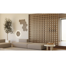 Heller Raum mit Holzpaneelwand, Sitzgruppe und dekorativen Wandelementen