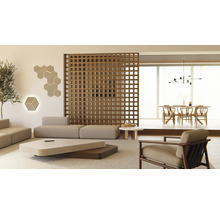 Wohnzimmer mit Sofa, Sessel, Tisch, Holzpaneel und Dekoration