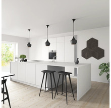 Moderne Küche mit Kücheninsel, Barhockern, Pendelleuchten und Akustikpaneelen an der Wand