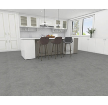 Helle Küche mit Kücheninsel und Barhockern