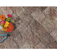 Pflastersteine mit Blumenstrauß und Gartenschere