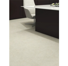 Heller Boden mit Fliesen in einem Raum mit Kücheninsel