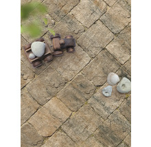 Verbundsteine mit Holzspielzeug und Steinen