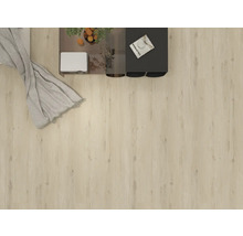 Ansicht eines Zimmers mit Laminatboden, Tisch und Decke