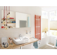 Badezimmer mit Waschbecken, Spiegel, Heizkörper und Beleuchtung