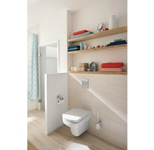 Modernes Badezimmer mit Wand-WC, Holzregalen und hellem Interieur.