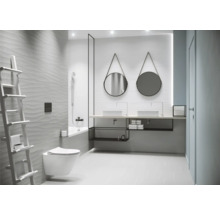 Modernes Badezimmer mit Toilette, Badewanne, Waschbecken und Spiegel