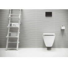 Badezimmer mit Wand-WC, Regal und Strukturfliesen