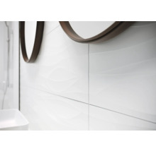 Wandfliesen mit Wellenmuster und runden Spiegeln im Badezimmer