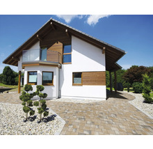 Außenansicht eines modernen Hauses mit Pflasterweg und Garten