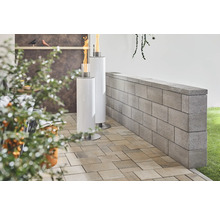 Terrassengestaltung mit Pflastersteinen, Mauer und zwei Ethanol-Tischfeuern