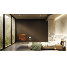 Helles Schlafzimmer mit Bett, Sessel und großem Fenster mit Blick ins Grüne