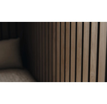 Holzpaneelwand mit vertikalen Leisten und Schallschutz