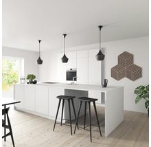 Helle Küche mit Kücheninsel, Barhockern, Pendelleuchten und Wandpaneelen