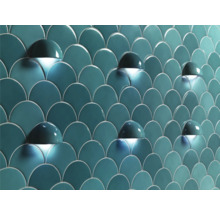 Wand mit fächerförmigen Fliesen und Wandlampen