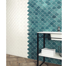 Badezimmer mit Wandfliesen im Fischschuppenmuster, Waschtisch und Handtüchern