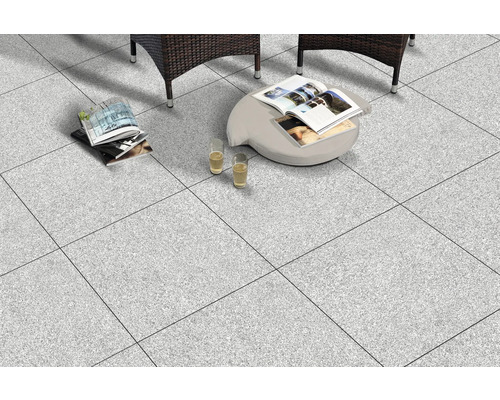 Terrasse mit Terrassenplatten, Zeitschriften und Getränken