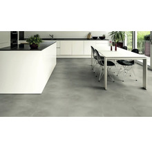 Helle Küche mit Kücheninsel, Esstisch und Bodenfliesen in Betonoptik