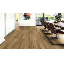 Heller Wohnraum mit Holzboden, Esstisch und Stühlen