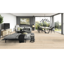 Heller Wohnraum mit Wohnzimmer, Essbereich und Holzboden