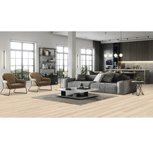 Heller Holzboden in einem modern eingerichteten Wohnzimmer mit Sofa und Sesseln