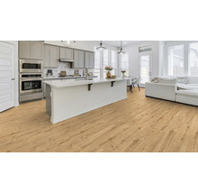 Helles Wohnzimmer mit Holzboden