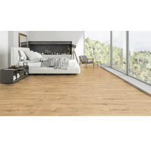 Helles Schlafzimmer mit Holzboden, Bett und großem Fenster mit Blick auf die Natur.