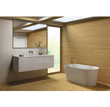 Badezimmer mit Badewanne, Waschtisch, Spiegel und Holzverkleidung
