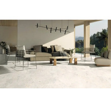 Heller Außenbereich mit Sitzgelegenheiten, Beleuchtung und Fliesen