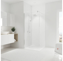 Badezimmer mit ebenerdiger Dusche, Waschtisch und Spiegel